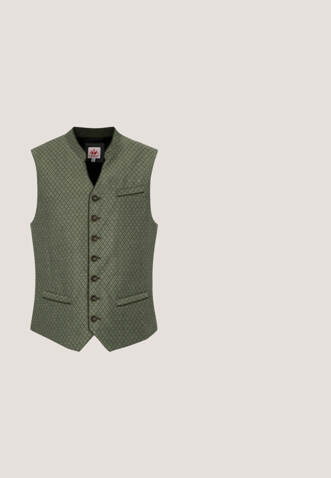 Chaleco verde oliva con patrón de diamantes, seis botones marrones, dos bolsillos delanteros y cuello mao. Tela texturizada.; Camisa blanca de manga larga con cuello mandarín, botones delanteros y un logotipo bordado sutil en el pecho izquierdo.; Pantalones cortos de cuero marrón con bordado detallado, que presentan una cinturilla y botones decorativos a los lados. Material texturizado y duradero.; Zapato de barco de cuero marrón con puntera redondeada, costuras en contraste, diseño con cordones y suela de goma para agarre. Logotipo de Timberland visible.; Quiksilver WARLOCK - Gafas de sol - crw; Pulsera de la marca Fossil de cuero marrón y tela oliva con hebilla metálica y placa con logo.