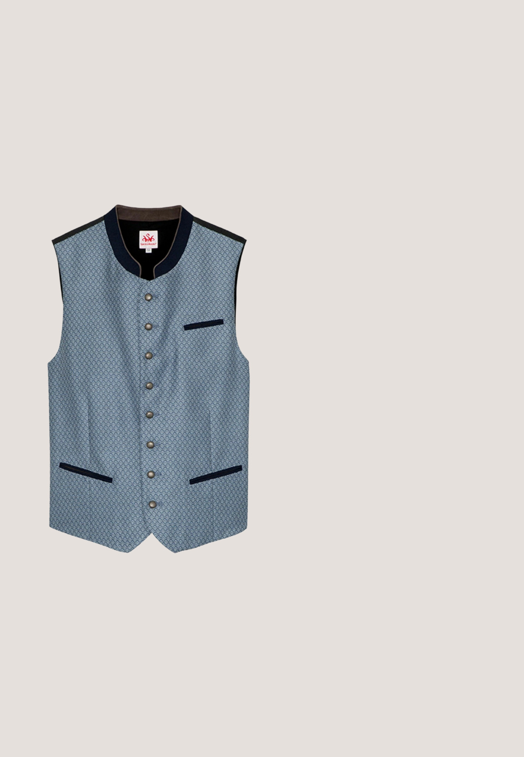 Mouwloos vest in lichtblauwe stof met een geometrisch patroon, met een donkerblauwe kraag, vooraan knopen en twee ingenaaide zakken.; Witte blouse met lange mouwen en een mandarinakraag, met zilveren knopen en een bordeauxrood geborduurd logo. De manchetten hebben een rood-wit geruit patroon.; Leren shorts in lichtgrijs met blauwe bloemenborduursels. Voorzien van een riem, voorkanten met zakken en zijkanten met strikjes aan de zoom. Glad textuur.; Bruine leren veterschoen voor op een boot met gestikte details en een dikke rubberen zool, gezien vanaf de zijkant.; Grijze transparante zonnebril met bruine lenzen, met een schildpadpatroon op de armen. Vierkant van vorm met metalen accenten.; Bruine gevlochten leren armband met een zilveren gestructureerde sluiting en een kleine blauwe edelsteenaccent op de voorplaat.