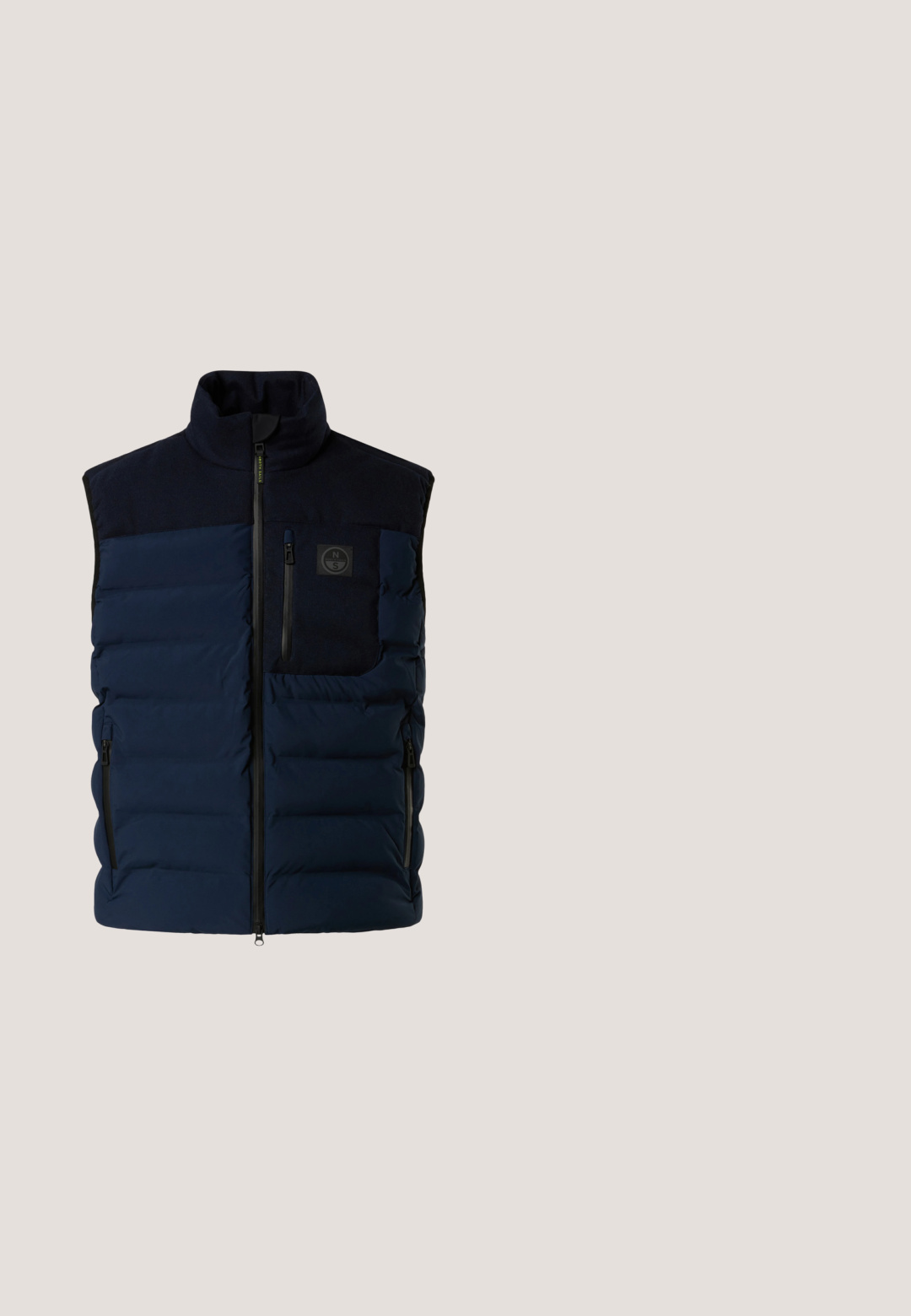 Chaleco acolchado azul marino con cuello alto, cierre frontal con cremallera y dos bolsillos laterales. Cuenta con un bolsillo en el pecho y detalles en tela texturizada.; Sudadera con capucha azul marino hecha de tela suave, con texto bordado en naranja "PME LEGEND AMERICAN CLASSIC" acompañado de un diseño de alas y un bolsillo frontal.; Camiseta de algodón azul marino con mangas cortas, cuello redondo ribeteado y un pequeño parche de logo negro en el lado izquierdo del pecho. Presenta un dobladillo recto.; Pantalones jogger casuales azul marino con cintura elástica, cordón ajustable y bolsillos laterales.; Zapatilla deportiva azul marino con detalles en blanco, parte superior texturizada, cierre de cordones, detalle de logo en el lateral y suela de goma blanca y acolchada.; Piquadro Bandolera - blu