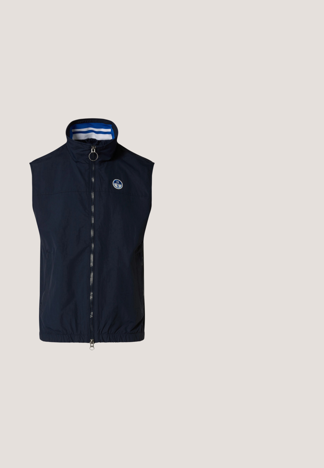 Gilet sans manches bleu marine avec fermeture éclair complète à l'avant, col montant doublé de rayures blanches et bleues, et petit logo rond sur la poitrine.; Polo manches courtes bleu marine avec col et bords de manches rayés orange et blanc, patte à deux boutons, et petit logo rond sur la poitrine.; Shorts de bain bleu marine avec une taille élastique et un cordon de serrage ajustable. Comprend deux poches zippées blanches et un logo sur la jambe gauche.; Baskets Tommy Hilfiger bleu marine et blanc avec semelle texturée, laçage avant, accents rouges et logo sur le côté et la languette.; Lunettes de soleil rectangulaires noires Tommy Hilfiger avec verres foncés et discrètes accents argentés sur les branches du cadre.; Ceinture en tissu tressé bleu foncé roulée avec une boucle rectangulaire noire mate et une languette en cuir sur fond blanc.