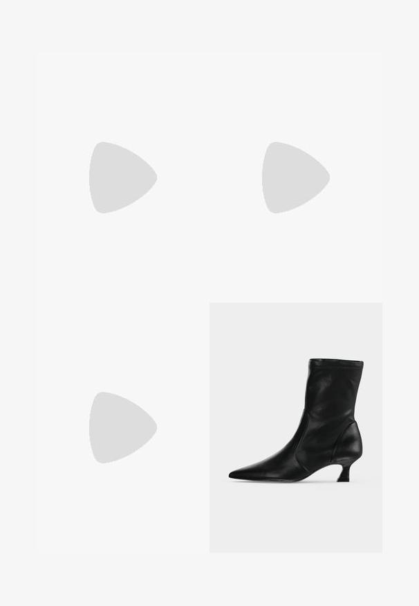 Bodysuit negro de encaje con mangas largar, cuello alto y un patrón floral que cubre toda la superficie. Diseño ajustado con textura transparente.; Bota negra de cuero hasta media pantorrilla con puntera puntiaguda y tacón bajo tipo kitten, vista de lado sobre un fondo claro y liso.; Pequeño bolso de mano rojo con cuentas, cierre plateado y correa de cadena sobre un fondo blanco liso.; Pendientes en forma de corazón hechos de metal en tono plateado, con una fila de rhinestones rectangulares claros a lo largo de los bordes.