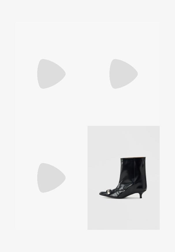 Denim halterneck-kjole med nøglehulslinning, tætsiddende skæring og flared, voluminøse kanter. Mørkeblåt stof med synlige syninger.; Sort læder ankelstøvle med spids tå, lav kitten-hæl og dekorativ sølvspænde på siden nær tåen.; Sort skuldertaske i laklæder med sølvnitter i lodrette rækker og et lille sølvfugleemblem midt på fronten.; Sølvskulpturelle øreringe med glatte, buede former og reflekterende overflader. Har et lukket hoop-design og en markant organisk form.