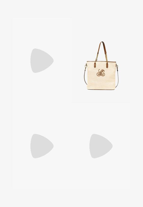 Crème jumpsuit met een diepe V-hals, knoopsluiting, wijd uitlopende pijpen en een bijpassende tailleband voor een getailleerde silhout.; Bruine suède slide-sandaal met kruisvormige bandjes met witte stiksels en een platte zwarte zool, gezien vanaf de zijkant op een witte achtergrond.; Tote bag gemaakt van geweven beige materiaal met bruine leren accenten, voorzien van gouden kettinghengsels en een geborduurd logo aan de voorkant.; Sieradenset in goudtint met een armband met golvende schakels en ovale accenten, en oorstekers in de vorm van hartjes. Gladde, glanzende afwerking.