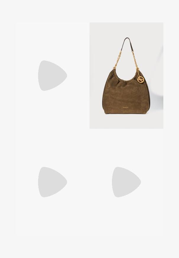 Musta pitkähihainen haalari, jossa on neliönmuotoinen kaula-aukko, rypytysdesign yläosassa ja kapeat lahkeet, valmistettu joustavasta kankaasta.; Musta nahkainen mule-mallinen kenkä, jossa on matala geometrinen korko, beige maton päällä lähellä pyöreää puista sohvapöytää, jossa on pino kirjoja.; Ruskea mokkanahkainen Michael Kors -käsilaukku, jossa kultainen ketjuhihna ja pyöreä MK-logo-riipus sivulla roikkumassa.; Pari kiiltäviä kullanvärisiä joulupallokorvakoruja, joissa on koukkukiinnitys, yksinkertaisella valkoisella taustalla.