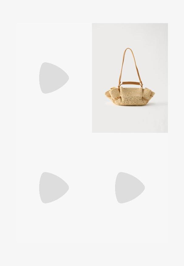 Kortærmet, knaplukket rompers i let beige stof med lodrette striber. Har elastisk talje og en enkelt brystlomme.; Brun vævet læder-sandal med to remme og en lav kittenhæle på en ensfarvet hvid baggrund.; Vævet beige håndtaske med en lang tynd strop og opsamlede sider, med et kort håndtag indpakket i læder til forskellige bære muligheder.; Chunky guld hoop øreringe med et let snoet, rørformet design og postsystem bagpå, på en hvid baggrund.