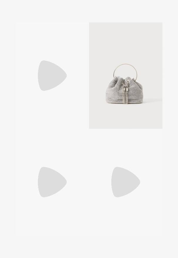 Schwarzer Jumpsuit mit kurzen Ärmeln, einem Kragen und einem Gürtel in der Taille. Vor einem weißen Hintergrund platziert. schlichtes und stilvolles Design.; Schwarzer Lackleder-Mule mit offenem Zehenbereich, niedrigem Kitten-Heel und einem breiten Riemen über den Zehen, seitlich auf einfachem Hintergrund gezeigt.; Kleine silberne Abendtasche, bedeckt mit funkelnden Strasssteinen, mit rundem Metallgriff und zwei dekorativen Quasten vorne.; Silberne Creolen mit einer glatten, reflektierenden Oberfläche. Runde, große Form mit einem sicheren Verschluss an der Oberseite. Polierte Oberfläche betont den Glanz.