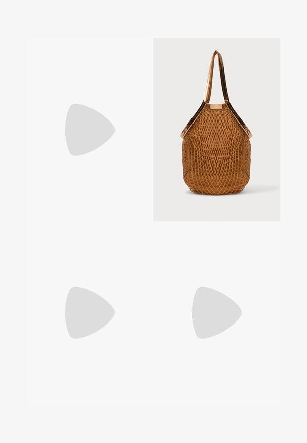 Kortærmet, knaplukket rompers i let beige stof med lodrette striber. Har elastisk talje og en enkelt brystlomme.; Brun skildpaddeskal kitten heel sandal med snorrestram og firkantet tå på en ensfarvet lys baggrund.; Brun net-taske med solidt stofbund og skulderstropper med pailletter, stående oprejst på en ensfarvet baggrund.; Guldfarvede stud øreringe med en glat, rund form og en reflekterende overflade, der fremhæver et minimalistisk design uden synlige mønstre.
