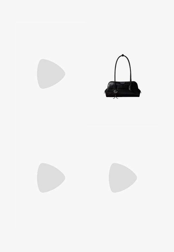 Sort indpaknings-jumpsuit med lange ærmer, to brystlommer, en bindebælte i taljen og brede bukser. Glat stof med skræddersyet design.; Sorte laklæder sandaletter med åben tå, der har et buet overdesign og en spids stilethæl. Glat, blank finish.; Sort skuldertaske i krokodillelæder med lange stropper og lille sølvlogo-charm på den ene strop.; Sølv hængende øreringe med rektangulære og runde klare krystaller i en lodret linje, fastgjort med låsebeslag.