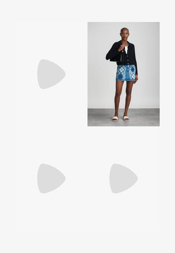 Langsleeve, aansluitende body in transparant materiaal met een bloemenpatroon in beige en donkere tinten, met een hoge hals en lange benen.; Zwarte leren mule met puntige neus, riemdesign met uitsnijdingen en lage kittenhiel op een witte achtergrond.; Zwarte gebreide cardigan, witte top, denimrok met blauw en zwart ruitpatroon, zwarte handtas en beige instapsandalen.; Een paar zilveren metalen oorbellen met een open draadkooi-ontwerp en gladde centrale ovale vormen die gebogen schaduwen werpen op een witte achtergrond.