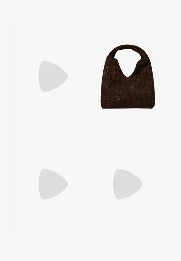 Schwarzer Jumpsuit mit V-Ausschnitt, ärmellosem Design, weit geschnittenen Hosenbeinen und elastischem Bund. Hergestellt aus glattem, leichtem Stoff.; Weiße Sandale mit drei Riemen und offenen Zehen, die über einem glatten grauen Boden mit durchscheinendem vertikalem Paneel und verschwommenem grünen Pflanzenhintergrund schwebt.; Dunkelbraune Leder-Hobo-Tasche mit geprägt Krokodilmuster und breitem, abgerundetem Griff, schlichtes und weiches, lässiges Design.; Silberne, sternförmige Creolen mit einer glatten, polierten Oberfläche auf weißem, schlichtem Hintergrund.