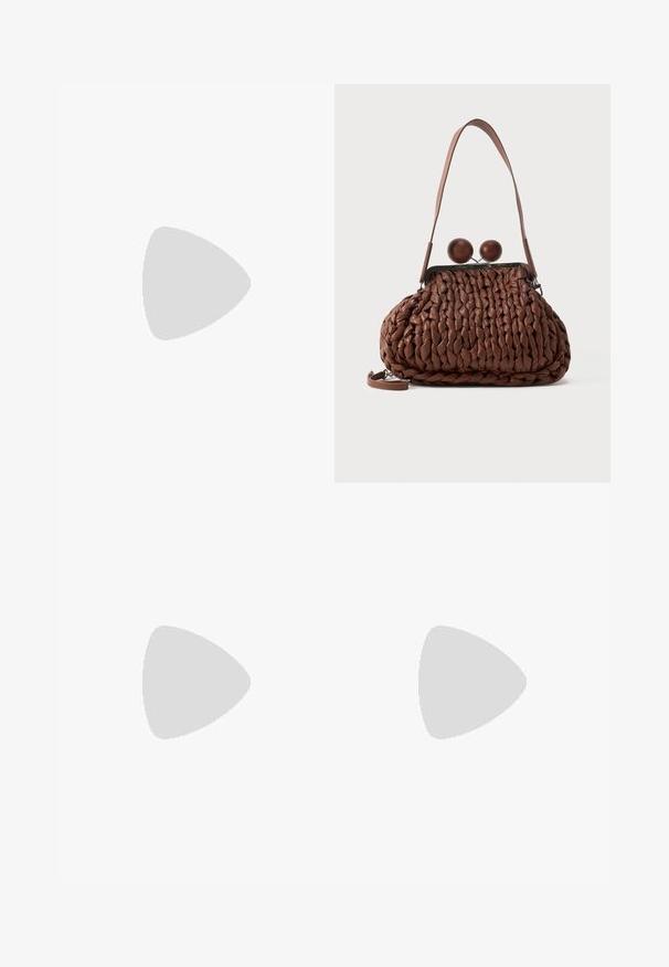 Marella BANANA - Combinaison - blu; Mule à talon moyen incurvé de couleur marron avec des brides supérieures tissées et un bout ouvert, sur fond blanc uni.; Sac à main en cuir tressé marron avec une seule bandoulière et deux grandes fermetures rondes en bois sur le dessus.; Boucles d'oreilles en or en forme de d'anneaux lisses et courbés avec une finition polie. Équipées d'un mécanisme de fermeture et de légères indentations pour le détail.