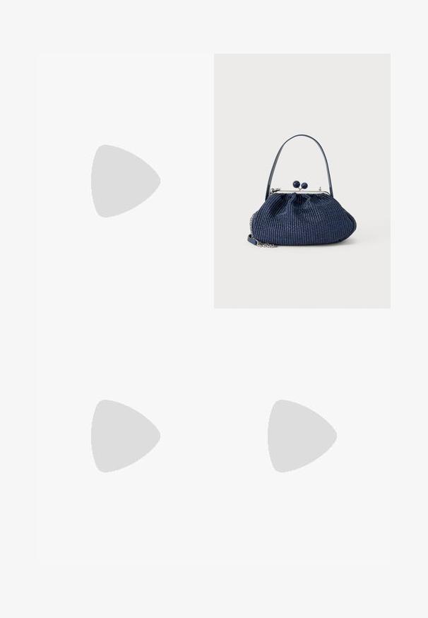 Marineblå jumpsuit i blødt stof med lange ærmer, krave, knaplukning foran og et slå-om design med bånd i taljen.; Beige spidse stilettohæle med en tynd ankelrem på en hvid baggrund.; Håndtaske i marineblåt vævet stof med rund lukning, kort håndtag og detaljer i sølvkæde mod en ensfarvet lys baggrund.; Guld dråbeøreringe med en glat, poleret overflade og afrundede bunde, der reflekterer lyset med en skinnende finish.