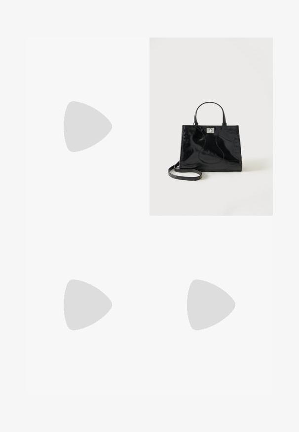 Langarm bodysuit in een geruit patroon, met een hoge hals en een getailleerde silhouet, gemaakt van een zachte stof in neutrale tinten.; Zwarte leren mule met open teen en hoge slanke naaldhak, zijaanzicht tegen een effen achtergrond.; Zwarte handtas van lakleer met afgeronde handgrepen, een afneembare schouderriem en zilveren sluiting op een effen witte achtergrond.; Zilveren sculpturale oorbellen met gladde, gebogen vormen en reflecterende oppervlakken. Voorzien van een gesloten hoepelontwerp en een onderscheidende organische vorm.