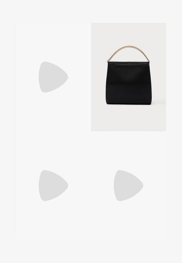 Langærmet jumpsuit med et orange og crème abstrakt mønster. Har to brystlommer, en bæltestrop i taljen og knaplukning foran. Lavet af letvægtsstof.; Brun vævet læder-sandal med to remme og en lav kittenhæle på en ensfarvet hvid baggrund.; Sort taske lavet af glat stof, med en struktureret form, et håndtag med guld kæde og et minimalistisk geometrisk design.; Guldringeøreringe med en glat, buet form og poleret overflade. Udstyret med en lukkeanordning og lette fordybninger for detaljer.