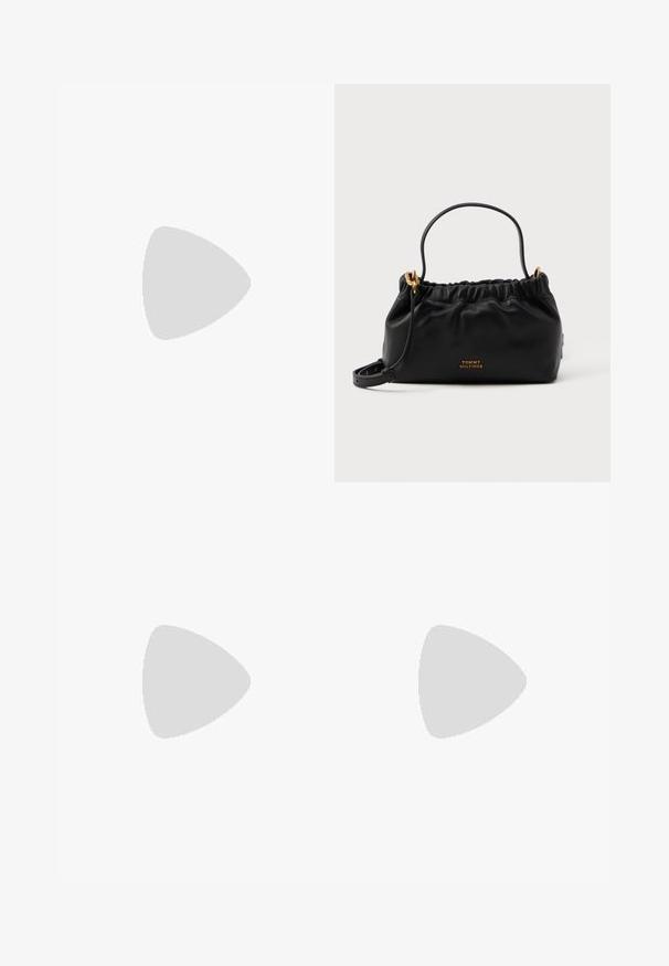 Combinaison noire sans manches avec col, deux poches avant, taille ceinturée, jambes larges et texture de tissu lisse.; Sandale à talon en cuir verni noir avec fines lanières croisées et talon aiguille moyen et élancé sur fond blanc.; Sac à main en cuir noir avec un haut froncé, une courte poignée et une bandoulière amovible. Présente un accent logo en or et une texture lisse.; Boucles d'oreilles demi-cercles ton argent avec texture striée et fermoirs à pression sur fond blanc.