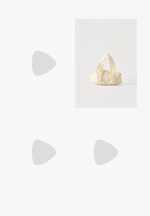 Salopette courte sans manches avec des rayures verticales beige et blanc cassé et deux poches avant sur fond uni.; Sandale à plateforme tissée beige avec une large bride et une étiquette Steve Madden, flottant au-dessus d’un tapis bleu texturé sur un sol gris.; Sac à main en tissu texturé couleur crème avec des anses sur le dessus et un petit nœud noué au centre devant.; Trois boucles d'oreilles en argent en forme de cerceaux ouverts avec des designs lisses et arrondis sur un fond clair uni, disposées en motif triangulaire.