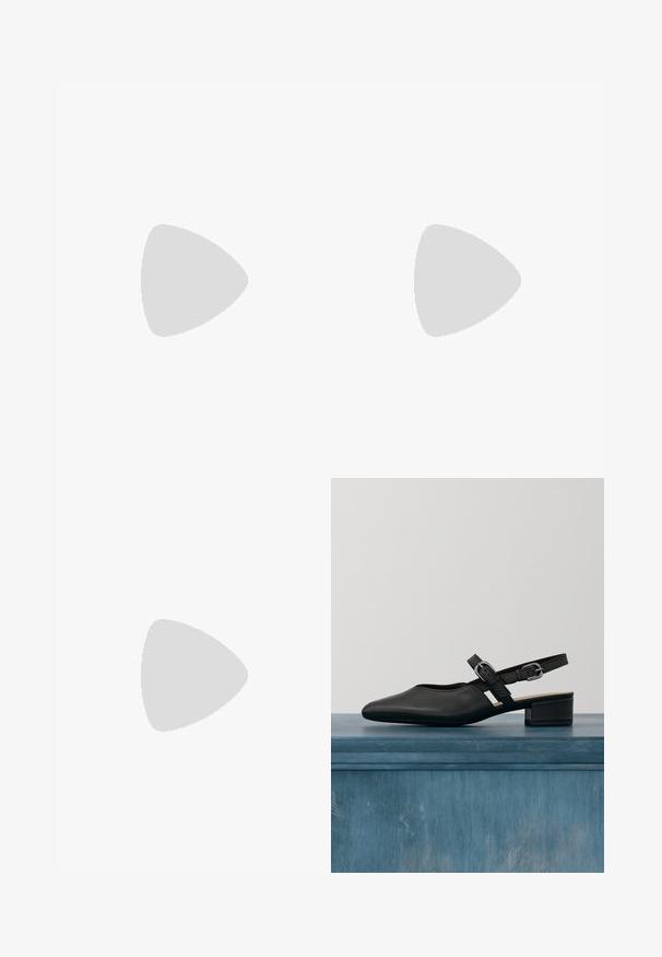 Sort jumpsuit med et hvidt abstrakt linjemønster, korte ærmer, V-hals og bånd i taljen. Stoffet har et blødt, tekstureret udseende.; Sort læderslingback-sko med spids tå, lav blokhæl og to justerbare stropper med sølvspænder. Glat tekstur.; Sort læder skuldertaske med buet trekantet form, enkelt justerbart rem og synlig diagonal søm foran.; Sølvfarvede hoop øreringe med en glat, rund form og en poleret overflade. Begge øreringe er i samme størrelse og har en sikker lukke mekanisme.
