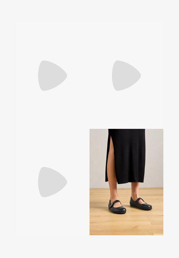 Denim overalls med justerbare stropper, en frontlomme og sidelommer. Farven er en mellemblå med en let falmet struktur.; Kvinde i en sort ribbet midiskørt med sideslids iført sorte Mary Jane flade sko på et trægulv.; Kvinde iført en sort- og hvidmønstret bluse, der holder en blank rød skuldertaske mod en ensfarvet baggrund.; Sølvstjernede øreringe med en poleret, blank overflade. Hver ørering har fem spidser og subtile teksturdetaljer på overfladen.