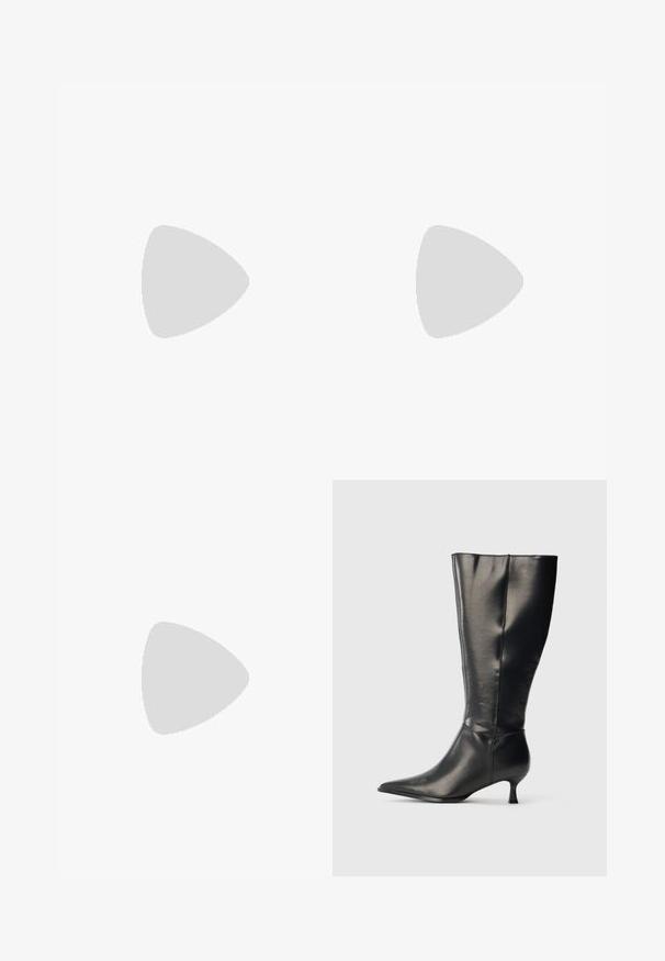 Combinaison noire avec une fermeture éclair sur le devant, sans manches, col haut et jambes larges. Tissu doux et texturé avec des détails de couture subtils.; Botte en cuir noire montant jusqu'au genou, avec un bout pointu et un petit talon bas, présentée sur un fond clair uni.; Sac d'épaule rectangulaire noir avec une sangle réglable unique et une fermeture éclair supérieure sur un fond uni.; Boucles d'oreilles en argent avec une forme organique et abstraite. Surface lisse et brillante avec un design effilé. Présente des courbes subtiles et un détail central en ligne.