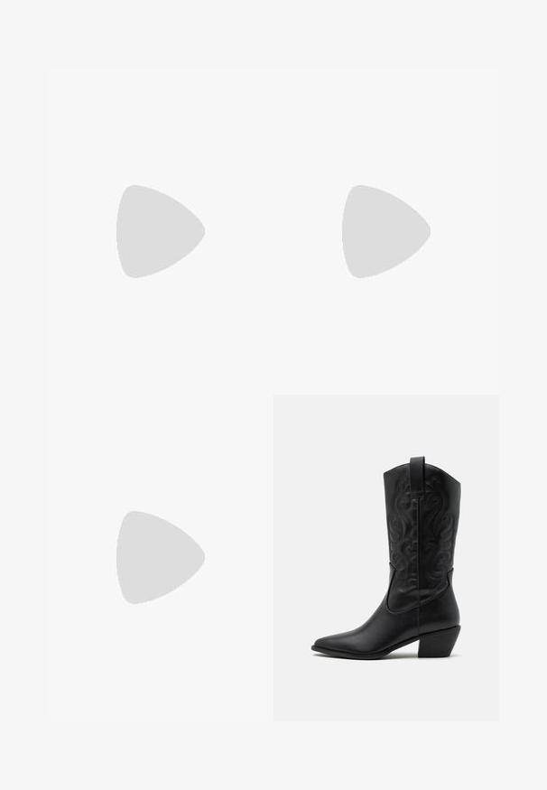 Salopette en denim bleu foncé, avec des manches longues, un buste ajusté, une fermeture à cinq boutons, et des poches poitrine avec des détails de couture.; Bottes de cowboy en cuir noir avec un bout pointu, des motifs en relief en spirale et un talon de hauteur moyenne. Équipées d'une languette pour un enfilage facile.; Sac à main en cuir noir avec une forme arrondie, orné de clous en argent, doté d'une fermeture éclair et d'une seule sangle ajustable.; Ceinture en cuir noir avec une grande boucle en métal argenté dotée de détails complexes et d'accents décoratifs à chaque extrémité.