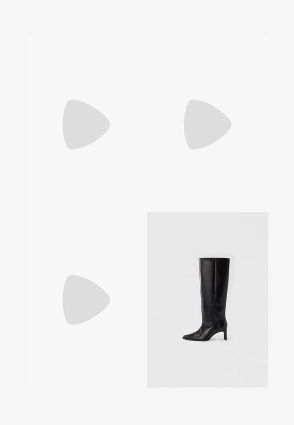 Mono negro con cremallera frontal, diseño sin mangas, cuello alto y piernas anchas. Tela suave y texturizada con sutiles detalles de costura.; Botas negras hasta la rodilla hechas de cuero suave, con punta puntiaguda y tacón delgado, con caña ajustada y diseño minimalista.; Bolso de hombro de cuero negro con una solapa curva asegurada por un broche metálico redondo y una correa delgada y ajustable.; Pendientes de aro de plata con un acabado pulido y la marca DKNY, exhibidos sobre un fondo blanco liso.