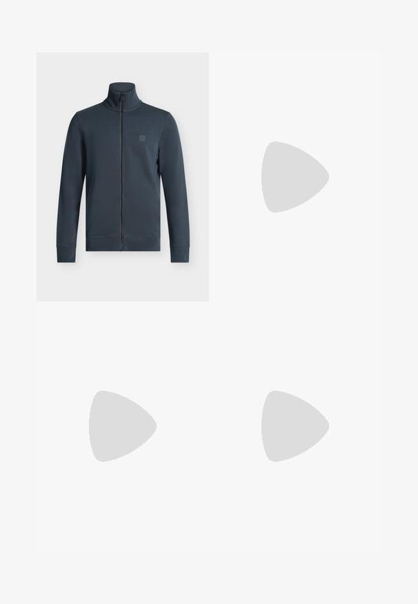 Veste bleu foncé à fermeture éclair intégrale, col montant et manches longues, avec un petit patch logo embossé sur la poitrine gauche.; T-shirt blanc à manches courtes avec petit logo noir "Les Deux Society" et graphique sur le côté gauche de la poitrine.; Shorts de bain gris clair avec une taille élastique, deux poches latérales et un tissu lisse et léger. Aucuns motifs ou embellissements visibles.; Baskets blanches en cuir avec une texture lisse, bout rond et coutures tonales. Possède des lacets bleus et un logo doré sur le côté.