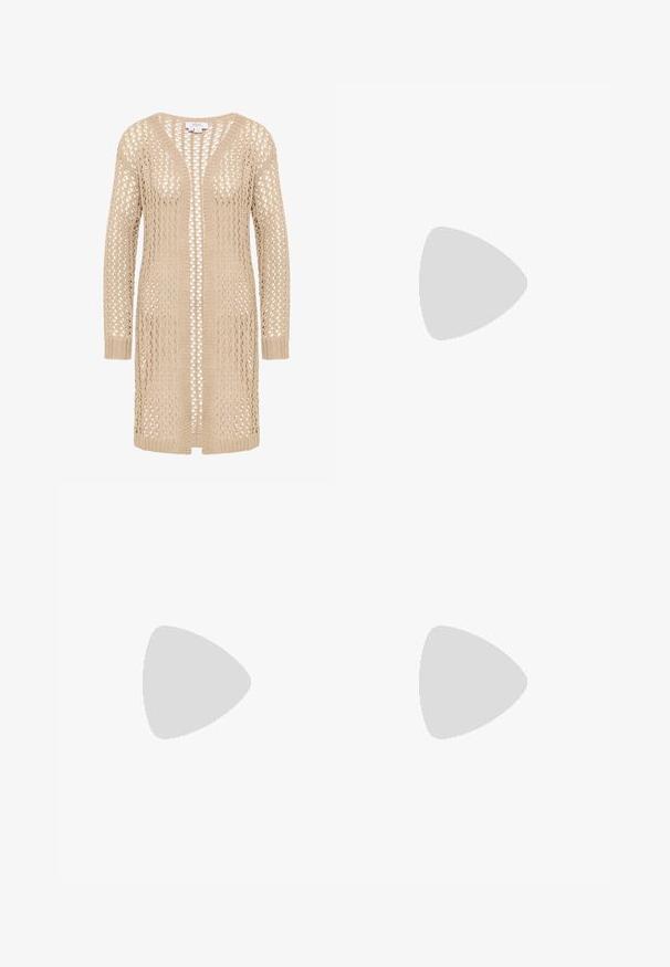 Beige gebreide cardigan met een los, open weefpatroon, voorzien van een V-hals, lange mouwen en een rechte snit. Geen sluitingen; lichtgewicht ontwerp.; Lichtblauwe blouse met een effen achterpaneel en lange opgeblazen kanten mouwen met ronde bloemige uitsnijdingspatronen en knoopsluitingen aan de manchetten.; Midi-rok met geplooide lagen, groen-witte verticale strepen, bloemenpatroon, taille met koord en decoratieve lintafwerking.; Bruine suède enkellaars met lage gestapelde houten hak en puntige neus, zijaanzicht op witte achtergrond.