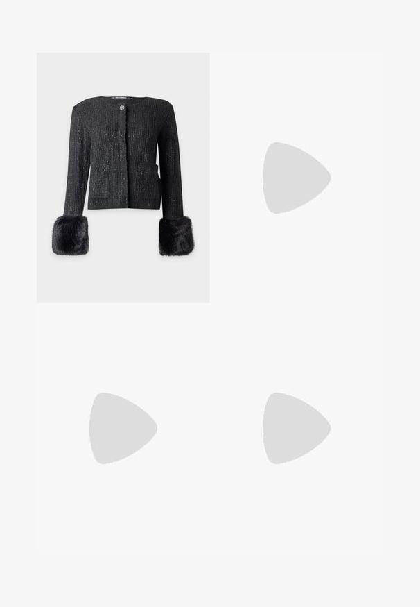 Cardigan noir texturé à manches longues avec encolure ronde, deux poches avant, un bouton unique en haut et de grandes poignets en fausse fourrure noire sur les manches.; Haut court noir à manches longues et coupe ajustée avec encolure ronde, fabriqué en tissu tricoté côtelé, présenté sur un fond gris clair uni.; Pantalon noir taille haute à jambes larges avec des détails de coutures frontales et des poches latérales, présenté sur un fond clair uni.; Pompe à talons hauts en suède noir avec un bout pointu, dotée d'un talon bloc noir brillant et d'une doublure intérieure lisse.