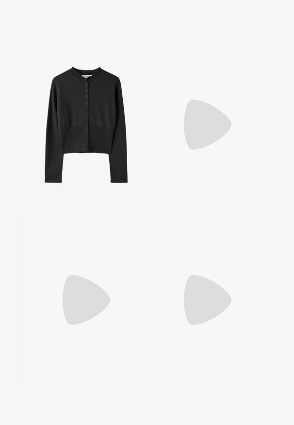 Sort langærmet cropped cardigan med rund halsudskæring og knaplukning foran, med ribdetaljer ved taljen og kanten.; Ærmeløs hvid bomulds tanktop med rund halsudskæring og et enkelt, ensfarvet design.; Grå denim-jeans vist bagfra med to baglommer, bæltestropper og et let tilspidset ben-design.; Sort Adidas-sneaker med hvide striber og gummisåler, svævende over grå betontrapper i naturligt lys.