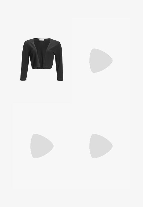 Cardigan noir court, ouvert à l'avant, avec manches longues et un tricot simple et léger.; Robe noire avec motif floral blanc, manches courtes, décolleté en V et accents de boutons. Jupe évasée pour un ajustement fluide. Le matériau semble léger.; Escarpins à talons hauts avec bride arrière en cuir verni marron foncé brillant, bout pointu, côtés découpés et talon carré.; Sac à main en cuir noir avec une finition texturée. Présente une forme structurée, une poignée courte, une bandoulière réglable et un détail boucle décoratif.
