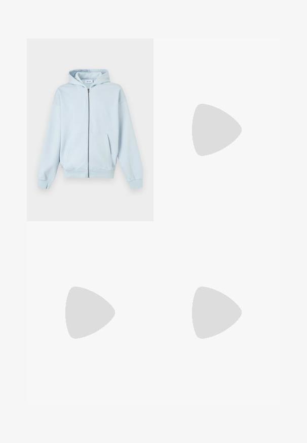 Lichtblauwe zip-up hoodie met zakken aan de voorkant en geribde manchetten, getoond op een witte achtergrond.; Roze overhemd met lange mouwen, knopen aan de voorkant, een borstzak en een button-down kraag, getoond tegen een effen achtergrond.; Lichtblauwe denim shorts met een hoge taille, rechte pasvorm, rafelige zoom, vijf zakken en knoopsluiting. Versleten textuur zichtbaar.; Witte sneaker met zwarte en grijze accenten, voorzien van een grijze neus met textuur, zwarte rubberen zool en platte witte veters. Schoon ontwerp, minimalistische stijl.
