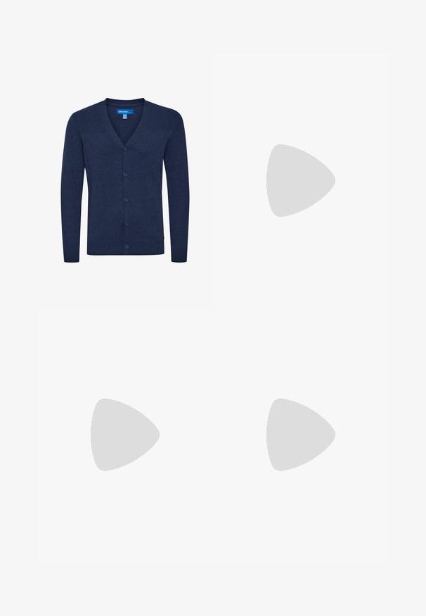 Navyblauwe cardigan van gebreide stof met een V-hals, ribbelontwerp op de schouders, knoopsluiting aan de voorkant en aansluitende ribbelboorden en onderkant.; Witte T-shirt met korte mouwen, ronde hals en een borstzak. Gemaakt van een zachte stof, met opgerolde mouwen en een relaxte pasvorm.; Blauwe denim jeans met een slim fit, vijf zakken, een knoop- en ritssluiting en contrasterende stiksels. Gladde textuur met een vervaagd uiterlijk.; Witte leren sneaker met witte veters, weergegeven op een beige textuurovervlak en een zacht vervaagd achtergrond.