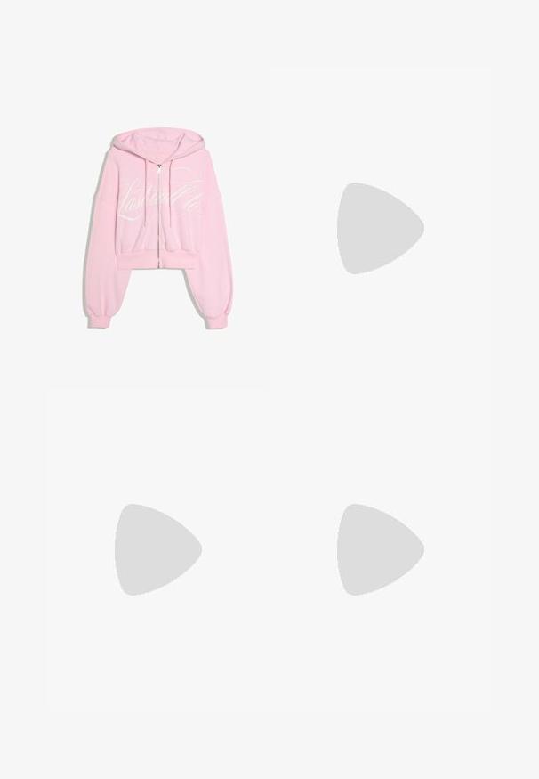 Lichtroze cropped hoodie met rits aan de voorkant, capuchon met trekkoord, lange opgeblazen mouwen, geribde boorden en witte cursieve tekst over de borst.; Witte mouwloze haltertop met diepe ronde hals en aansluitende taille, getoond tegen een effen lichte achtergrond.; Donkerblauwe denim jeans met een lichte uitlopende pijp onderaan, met voorzakken, een knoop en zichtbare stiksel details.; Sneaker heeft een bovenwerk van zacht roze suede, witte leren panelen en een gestructureerde rubberen zool. Opvallend swoosh-logo aan de zijkanten, vetersluiting.