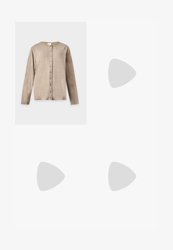 Beige langærmet cardigan med knapper, rund halsudskæring samt ribkant ved ærmer og i kanten, vist på ensfarvet baggrund.; Lys beige ribbet t-shirt med korte ærmer, der har en rund halsudskæring og en afslappet pasform, lavet af blødt, struktureret stof.; Mørkeblå bootcut jeans lavet af denim, med fem lommer, lynlås og knaplukning samt kontrastsyninger langs sømmene.; Bourgognefarvet spids tå slingback flad sko med lav hæl og justerbar rem på hvid baggrund.