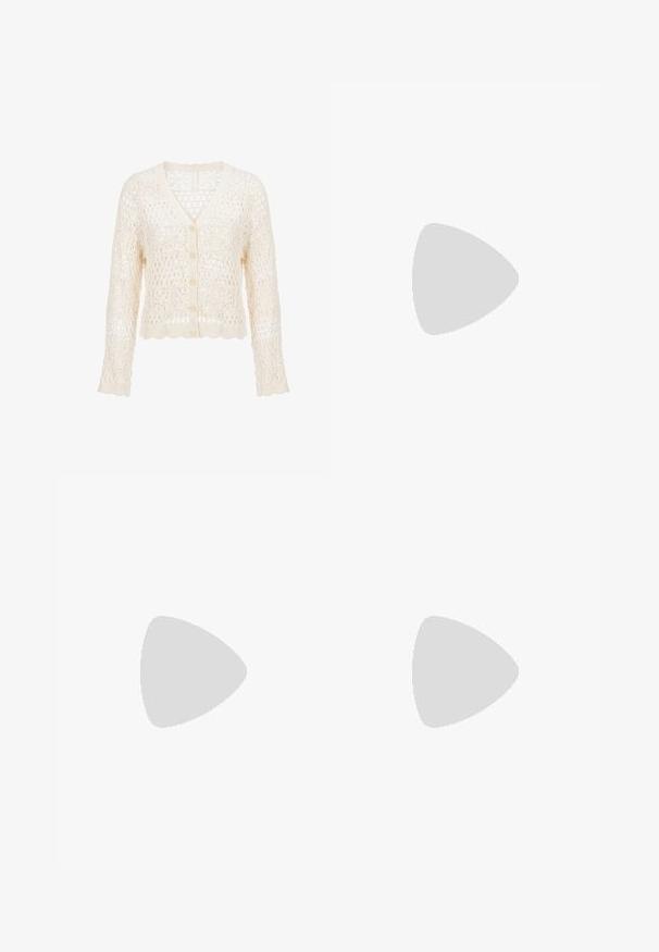 Gebreid vest in crèmekleur met lange mouwen, een V-hals, knopen aan de voorkant en een open haakpatroon over het gehele oppervlak.; Witte wikkeljurk met roze bloemenprint, korte pofmouwen en zijstrik, afgebeeld op een witte achtergrond.; Bruine slingback schoen met geweven textuur en glad leer. Kenmerkt zich door een platte metallic hak en een decoratieve gedraaide details bij de tenen.; Kleine handtas met een gevlochten rieten body, een bruine lederen klep, een bovenste handvat en een afneembare schouderriem met hardware in goudkleur.