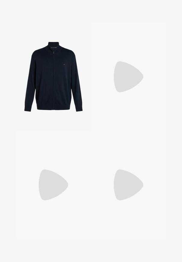 Marineblå cardigan med fuld lynlås, ribstrikket krave, manchetter og kant, med et lille logo på venstre bryst.; Marineblå polo T-shirt i bomuld med krave, der har orange og grå striber, tre-knaps knaplukning og lille broderet logo på brystet.; Beige bomuldsbukser med lige pasform, der har knaplukning, bæltestropper og ingen synlige mønstre eller teksturer.; Hvide sneakers med sorte og grå detaljer, med en tekstureret grå tåhætte, sort gummisål og flade hvide snørebånd. Rent design, minimalistisk stil.