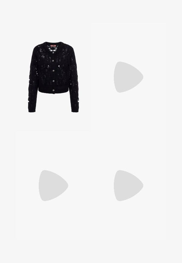 Zwarte gebreide cardigan met versleten gaten, ronde hals, lange mouwen en vijf metalen knopen aan de voorkant.; Een langmouwig, getailleerd shirt met een teal en wit bloemmotief en een witte kraag met teal afwerking op een effen achtergrond.; Bruine sportieve broek met een elastische tailleband, twee zijzakken en een klein logo aan de linkerzijde, gemaakt van een zachte stof.; Bruine suède sneaker met drie witte zijstrepen, een witte rubberen neuskap en een witte zool met het woord "SUPERSTAR" in goud.