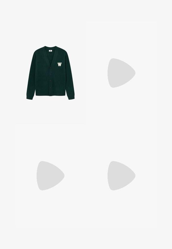 Mørkegrøn knapcardigan med lange ærmer og hvidt bogstav W-logo på venstre bryst mod hvid baggrund.; Hvid, kortærmet t-shirt med rund hals og et lille "WEEKDAY"-mærke på indersiden af bagkraven, vist på en flad overflade.; Bredde ben mørk denim jeans med høj talje, som har fem lommer, knaplukning foran og synlige syninger.; Grønne og sorte mønstrede sko med en overdel i ruskind, der har en rund tå, snørebånd og en tekstureret gummisål.