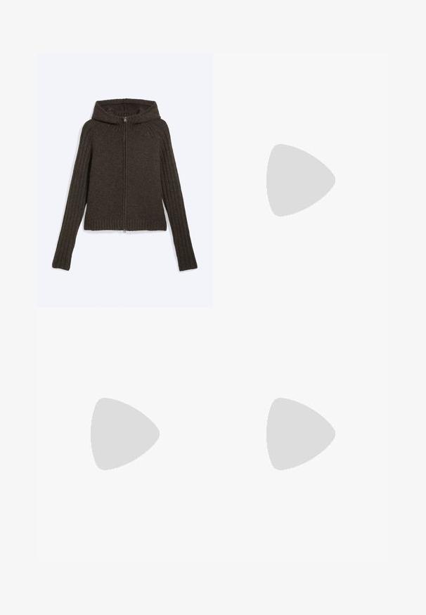 Donkerbruine gebreide hoodie met ritssluiting, geribde lange mouwen en boord, plat uitgestald op een lichte achtergrond.; Donkerbruine zijden slipjurk met metallic bloemenprint, kanten rand, dunne bandjes en asymmetrische zoom op een witte achtergrond.; Slingback pantoffel met luipaardprint, een zachte binnenkant, een ronde neus en een decoratieve zwarte gesp. Zwarte rubberen zool met textuur.; Bruine suède schoudertas met een brede, platte handle. Zacht, ongestructureerd ontwerp met een centrale naad. Geen zichtbare hardware of versieringen.