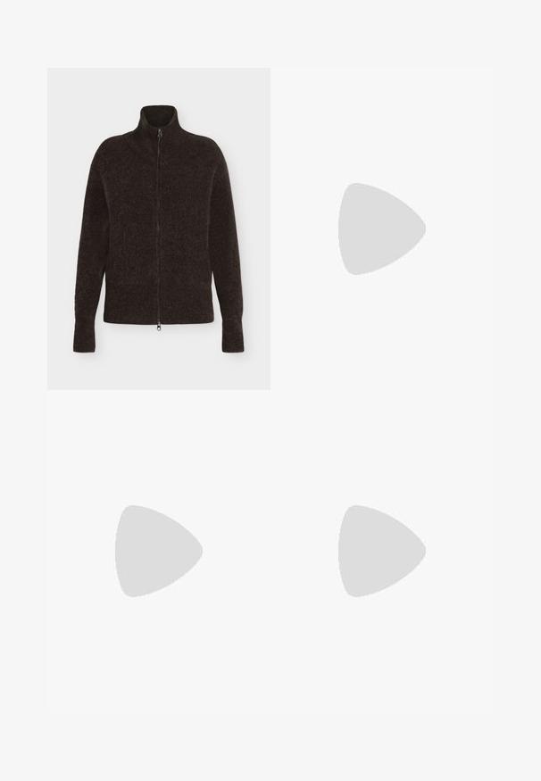 Pull marron foncé duveteux à fermeture éclair intégrale avec manches longues et col haut sur un fond clair uni.; T-shirt marron à rayures avec col montant et manches courtes, présentant une texture lisse et une coupe ajustée.; Pantalon marron taille haute à jambes larges, avec fermeture à bouton et zip, passants pour ceinture et poches avant, présenté sur fond blanc.; Baskets blanches Adidas Samba avec des bandes noires et une semelle en gomme, flottant au-dessus de marches en béton gris texturé.