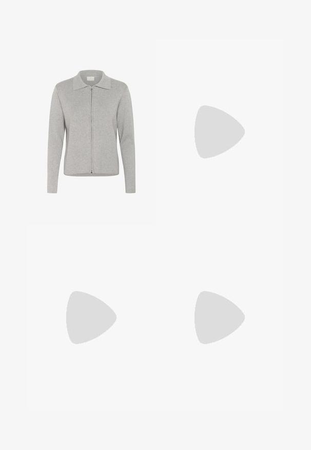Grijze rits vest met een geribbelde structuur, voorzien van een platte kraag en lange mouwen. Eenvoudig, minimalistisch ontwerp met een gladde afwerking.; Zwart T-shirt met korte mouwen met de tekst "JJXX STUDIO" in kleine witte letters in het midden van de borst gedrukt.; Zwarte geribde wijde broek met elastische tailleband en klein decoratief logo, met een gladde textuur en een full-length ontwerp.; Zwarte plateau-schoenen met een gestructureerde leren bovenkant, voorzien van drie brede banden met zilveren gespen en metallic accenten.