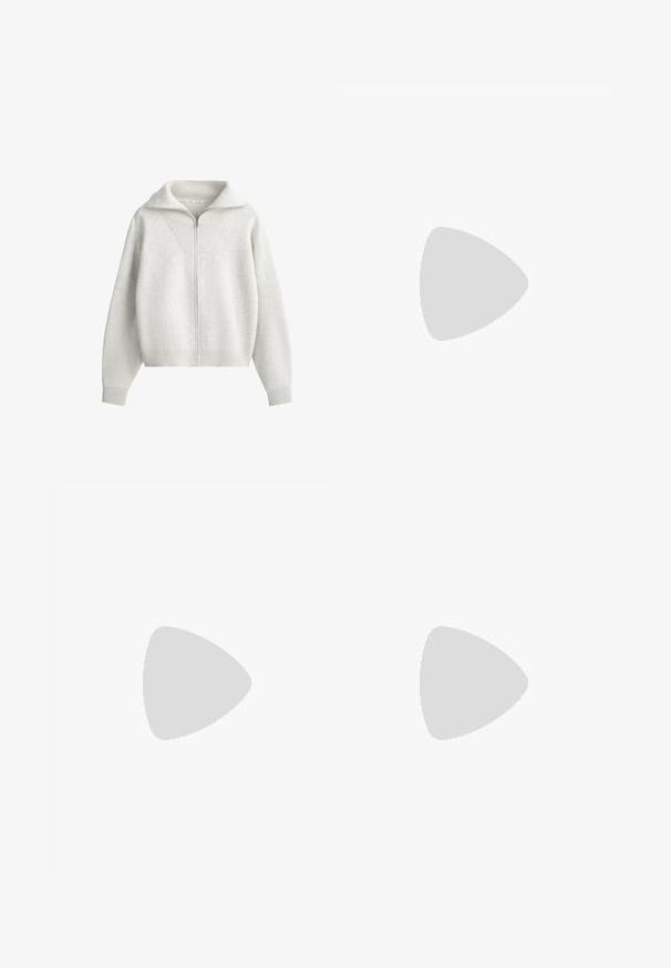 Lichtgrijze gebreide trui met rits, lange mouwen en een brede geribde kraag.; Witte longsleeve t-shirt van geribbelde stof, met een vierkante halslijn en een aansluitend model, voorzien van een klein logotag aan de zijkant.; Zwarte nauwsluitende leggings met een hoge taille en gladde stof, plat gelegd tegen een witte achtergrond.; Zwarte suède slippers met een grijze nepbont omslag, ronde neus en contrasterende stiksels. Zachte textuur en instapontwerp voor gemakkelijk aan- en uittrekken.