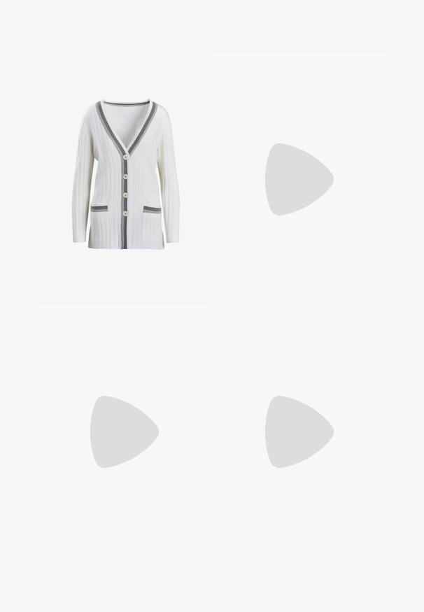 Witte ribgebreide cardigan met lange mouwen, V-hals, grijze bies, vijf knopen en twee voorzakken met grijze accenten.; Lichtgroene mouwloze camisole met dunne spaghettibandjes. Gladde textuur en aansluitend ontwerp, met een ronde halslijn en rechte zoom.; Crème-kleurige shorts van gestructureerde stof met een subtiel patroon, voorzien van een sluiting met een knoop aan de voorkant en zijzakken.; Zwarte leren sandaal met open teen, een blokhak en een verstelbare enkelband met een zilveren gesp, tentoongesteld op een marmeren vloer.