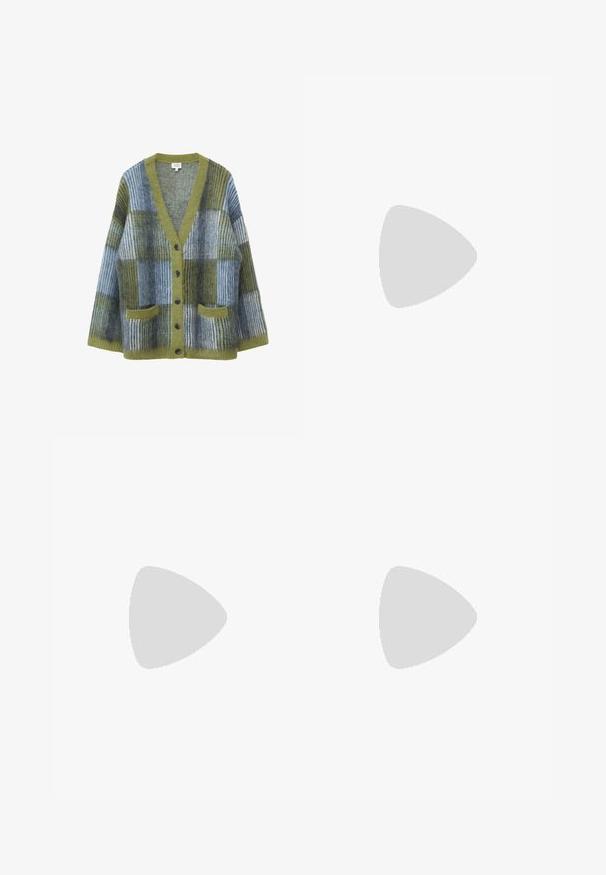 Cardigan med knapper med blå, grøn og gråt ternet mønster, to forlommer og grøn kant langs kraven og kanten.; Strikkjole med lange ærmer, rund halsudskæring og lodrette striber i dyb grøn, blå og rød, med horisontale accenter i hvid.; Chelsea-støvle med grøn lædertå og hæl, beige stofsidepanel og overdel med slangeskindsprint, der har træsål og træksløjfe.; Lille crossbody-taske med flerfarvet læderpatchwork, fletrem i mørkebrun og farverige læderfringesider på sider og bund.