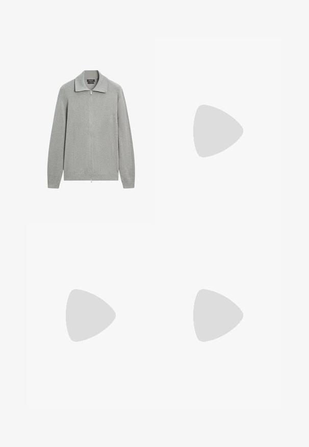 Hellgrauer Pullover mit durchgehendem Reißverschluss, langen Ärmeln und geradem Kragen, aus weichem Strickstoff.; Einfarbiges weißes T-Shirt mit kurzen Ärmeln und Rundhalsausschnitt, flach ausgelegt mit sichtbarem Nackenlabel vor weißem Hintergrund.; Schwarze Hose mit geradem Schnitt, aus einem glatten Stoff gefertigt. Verfügt über Vorderfalten und einen einzelnen Knopfverschluss an der Taille.; Schwarzer Lederloafer-Schuh schwebt über einem beige gewebten Teppich, mit einem Holztisch und gestapelten Büchern in einem sanft beleuchteten Wohnzimmer.