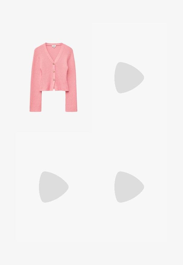 Lyserød ribstrikket cardigan med V-hals, tre knapper foran, lange ærmer og en let cropped pasform.; Cremefarvet polo t-shirt med korte ærmer med sorte vandrette striber, fire knapper, spidst krave og lille broderet "DG" logo på brystet.; Beige bomuldsnederdel med en lige form, der har frontfald, sidelommer og syede detaljer langs sømmene.; Vinrød og beige lædersneaker med cremefarvede snørebånd og en gummisål, der svæver over et flisebelagt trægulv med småsten udendørs.