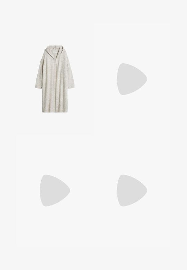 Lange beige gebreide cardigan met kap en lange mouwen en open voorkant, afgebeeld op een witte achtergrond.; Grijze nauwsluitende top met lange mouwen en een brede boothals, gemaakt van zachte, lichte gebreide stof.; Lichtgrijze oversized sweatpants gemaakt van zacht stof, met een elastische tailleband met een trekkoord en twee zijzakken.; Tan suède slipper met een zachte witte bontvoering, open teenontwerp, platte zool en een klein merklabel aan de zijkant.