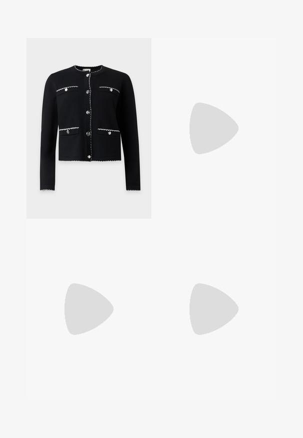 Cardigan noir à manches longues avec bordure blanche cousue, col rond, et quatre poches avant boutonnées, boutonné au centre.; Robe midi noire avec des manches courtes, un col rond, des détails plissés et une ceinture en chaîne dorée, fabriquée en tissu lisse.; Chaussure à talon haut en cuir noir avec bout pointu et capuchon argenté métallique. Présente une finition lisse et un talon fin de 10 cm.; Sac bandoulière en cuir noir avec des accents en chaîne dorée, fermeture zippée et une bandoulière en tissu amovible. Logo Michael Kors sur le devant.