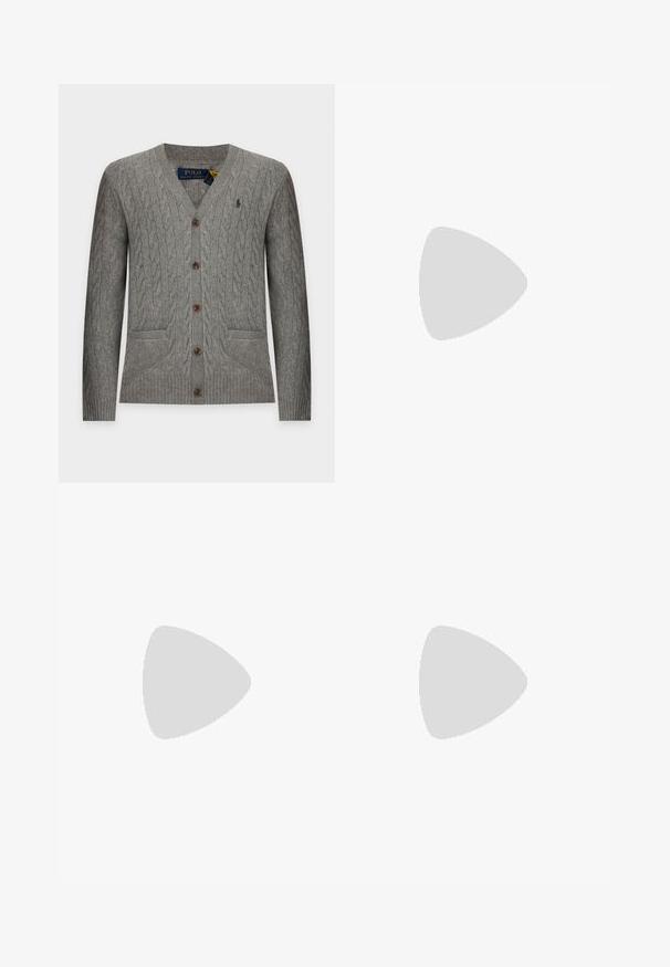 Polo Ralph Lauren CARDIGAN - Vest - fawn grey heather; Lichtblauw overhemd met lange mouwen, gemaakt van katoen, met een puntige kraag en een geborduurd logo op de linkerborst. Vlakke voorkant ontwerp.; Donkerblauwe denim jeans met vijf zakken, koperen klinknagels en contrasterende stiksels, plat gelegen tegen een witte achtergrond.; Marineblauwe leren bootschoen met bruine rubberen zool, witte stiksels, veters en een klein groen Polo-label aan de zijkant.