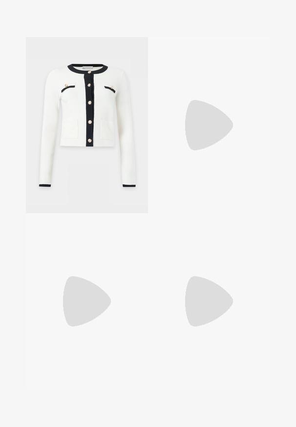 Weißer Langarm-Cardigan mit schwarzem Besatz am Hals, Knopfleiste, Taschen sowie goldenen Knöpfen vorne und an den Brusttaschen.; Weißes kurzärmeliges Oberteil mit quadratischem Ausschnitt aus einem glatten Stoff, mit dezenten Nahtdetails an Schultern und Seiten.; Schwarze, weit geschnittene Hosen aus einem glatten Material, mit Falten, einem flachen Bund und ohne sichtbare Taschen oder Verzierungen.; Schwarze Patentleder-High-Heel-Slingback-Pumps mit spitzem Zeh, verstellbarem Knöchelriemen und offenen Seiten. Glatte Textur.